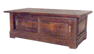 lobbytable.jpg (61655 bytes)